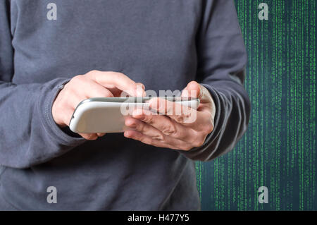 Die Cyber-Kriminellen Person mit einem Smartphone im deep Web Cyberspace. Selektiven Fokus. Stockfoto