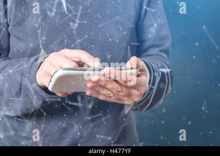 Die Cyber-Kriminellen Person mit einem Smartphone im deep Web Cyberspace. Selektiven Fokus. Stockfoto
