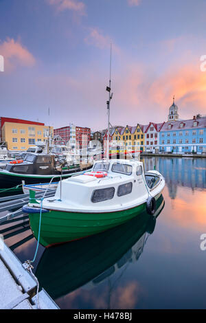 Bunten Booten und Gebäuden in Tórshavn Hafen, Färöer Inseln, Dänemark, Europa. Winter (April) 2015. Stockfoto