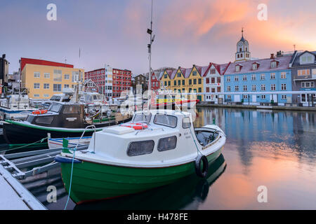 Boote vertäut im Hafen von Tórshavn bei Sonnenaufgang, Färöer, Dänemark. Frühling (April) 2015. Stockfoto