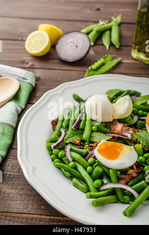 Frische Sommer-Salat mit Bohnen, Zwiebeln, Erbsen und weich gekochtes Ei Stockfoto