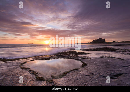 Herzförmige Pool auf Bamburgh Strand bei Sonnenaufgang, Northumberland, England. Frühling (März) 2015. Stockfoto