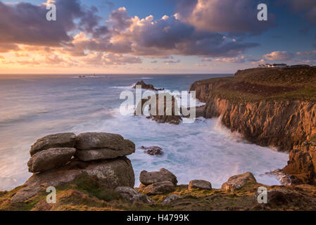 Dramatische Küstenlandschaft bei Lands End in Cornwall, England. Winter (Februar) 2015. Stockfoto