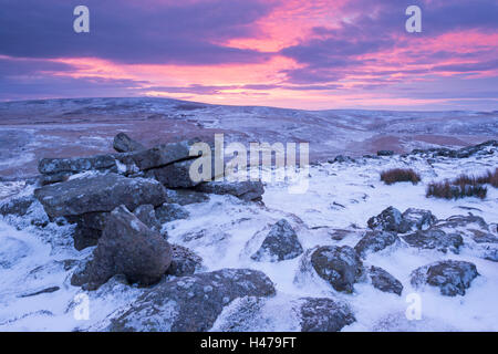 Schönen Sonnenaufgang über einem gefrorenen und Schnee bedeckt Belstone Tor, Dartmoor National Park, Devon, England. Winter (Februar) 2015. Stockfoto