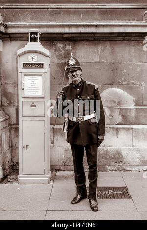 Ein Mann, gekleidet in einen altmodischen Policemans einheitliche An den Perligen Könige und Königinnen "Harvest Festival, London, UK Stockfoto