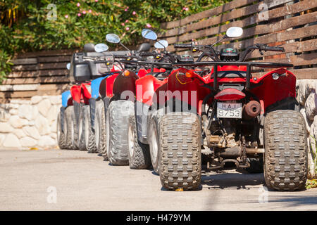 Zakynthos, Griechenland - 14. August 2016: ATV Quad-Bikes stehen in einer Reihe am Straßenrand geparkt. Beliebte touristische Transportmittel auf Gree Stockfoto