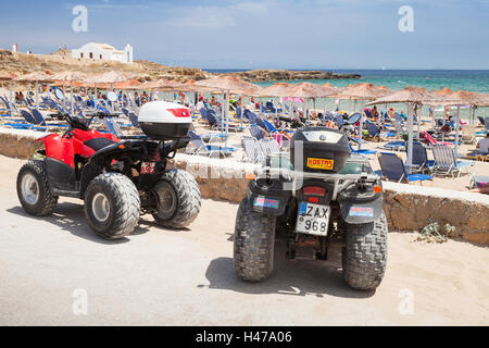 Zakynthos, Griechenland - 18. August 2016: ATV Quad-Bikes stehen in der Nähe von Agios Nikolaos Strand geparkt. Beliebte touristische Transportmittel auf Stockfoto