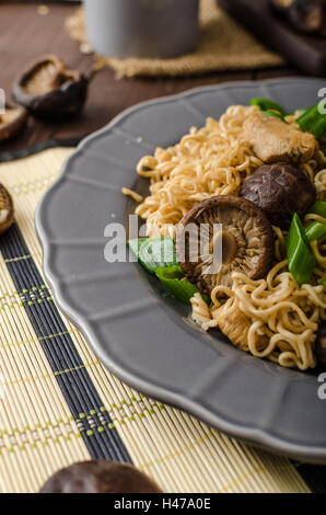 Chinesische Nudeln mit Huhn und Shitake, Frühlingszwiebeln an der Spitze Stockfoto