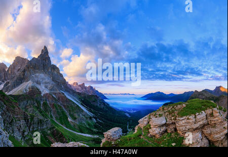 Die Rolle-Pass (Passo Rolle) bei Sonnenaufgang, Trentino, Italien Stockfoto