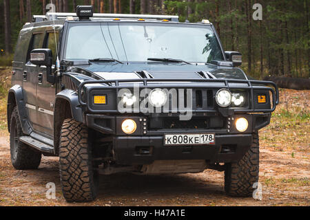 Sankt-Petersburg, Russland-9. Oktober 2016: Schwarz Hummer H2 Fahrzeug steht auf schmutzige Landstraße in russische Landschaft, nah-u Stockfoto