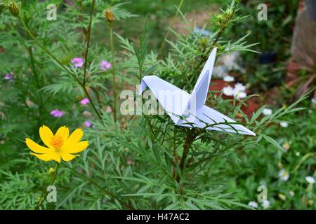 Origami Kolibri und Kran auf schöne Blumen in vollem Umfang Frühling in ein Litle Garten. Stockfoto