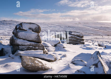 Schneebedeckte Moor bei Roos Tor, Dartmoor, Devon, England. Winter (Januar) 2015. Stockfoto