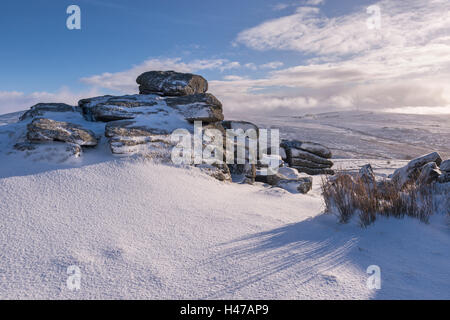 Schneebedeckte Moor am Roos Tor im Dartmoor National Park, Devon, England. Winter (Januar) 2015. Stockfoto