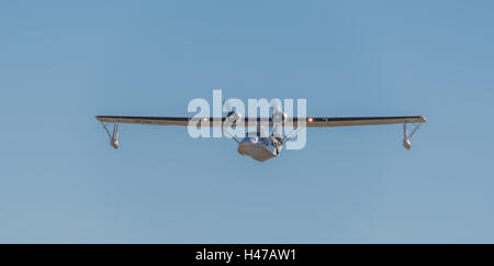 Catalina Wasserflugzeug fängt das Licht als es Wendungen, Flügelspitze hin-und Herbewegungen gesenkt, für eine Wasserlandung in laufen. Stockfoto