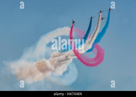 Teil der Royal Air Force Red Arrows Anzeigen des Teams Routine bei Duxford Airshow. Stockfoto