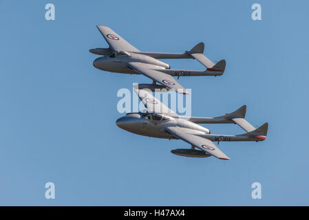 Zwei DH Vampir-Jets von der norwegischen Luftwaffe historische Squadron anzeigen in einem sonnigen blauen Himmel in Duxford Airshow betrieben. Stockfoto