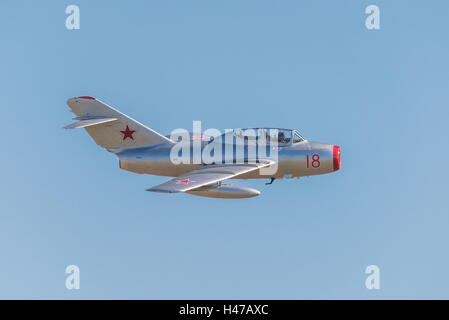 Mikojan-Gurewitsch MiG-15UTI zweisitziges Schulflugzeug betrieben von der norwegischen Luftwaffe historische Squadron, Anzeige im Duxford. Stockfoto