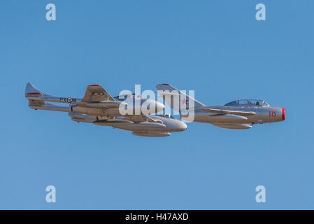 Mikojan-Gurewitsch MiG-15UTI und zwei DH Vampir-Jets in enger Formation. Stockfoto