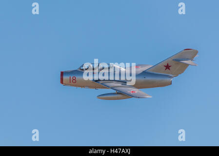 Mikojan-Gurewitsch MiG-15UTI zweisitziges Schulflugzeug betrieben von der norwegischen Luftwaffe historische Squadron, bei Duxford Airsh anzeigen Stockfoto