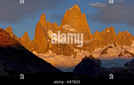 Argentinien, Patagonien, die Anden, Berge, Fitz Roy, Gebirgsmassiv, Berggipfel, morgen Stimmung, Stockfoto