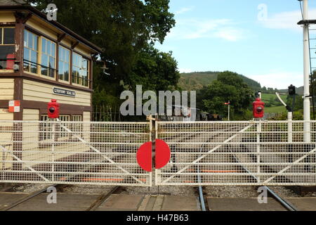 Bahnübergang Tore und Stellwerk Glyndyfrwdwy auf der Llangollen Railway, eine Museumsbahn in Nord-Wales Stockfoto