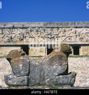 Mexiko, Halbinsel Yucatan, Uxmal, Ruine Standort Gouverneurspalast, Jaguaraltar, detail, Mittelamerika, Lateinamerika, Ziel, Ort von Interesse, Gebäude, Struktur, Architektur, historisch, Treppen, außerhalb, Maya, Maya Kultur, die Maya-Stätte, Ruinen, UNESCO-Weltkulturerbe, Palast, Altar, Steinfigur, Skulptur, Stockfoto