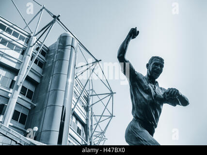 Statue von Newcastle Fußballspieler, Alan Shearer, wurde im September 2016 außerhalb Newcastles Stadion errichtet. Stockfoto