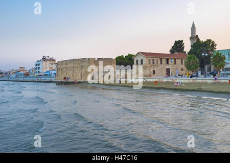 Die Larnaca Burg direkt am Meer ist besonders schön am Abend, Zypern. Stockfoto