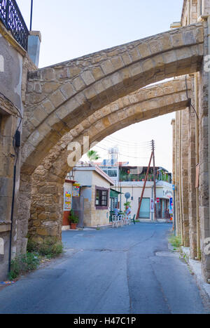 Die schmale Straße mit den Strebepfeilern der alten Moschee, Larnaca, Zypern. Stockfoto