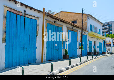 Die hellen blauen Holztüren der alten Lagerhäuser im alten Stadtteil von Larnaca, Zypern. Stockfoto