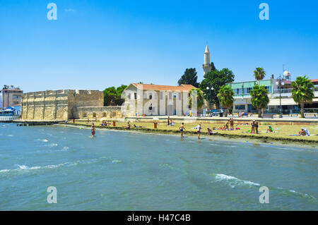 Die belebten Finikoudes Strand neben dem alten Schloss im Zentrum Stadt, Larnaca Zypern Stockfoto