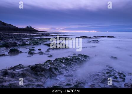 Murmelt Leuchtturm im Morgengrauen von Armband Bay, Swansea, Wales, UK. Winter (Dezember) 2014. Stockfoto