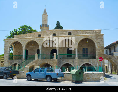 Die große Moschee von Djemi Kebir befindet sich auf Tanzimat Straße, hinter dem Larnaka-Schloss in der Altstadt, Zypern. Stockfoto