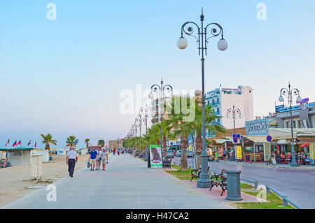 Die Foinikoudes-Promenade ist beliebter Ort für Freizeit abendliche Spaziergänge entlang des Strandes, Larnaca, Zypern Stockfoto