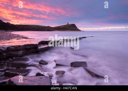 Bunte Dämmerung Himmel über Kimmeridge Bucht an der Jurassic Coast, Dorset, England. Winter (November) 2014. Stockfoto