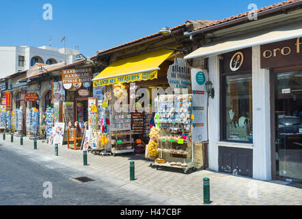 Viele kleine Souvenirläden warten auf die Touristen in der alten Nachbarschaft neben dem Hafen, Larnaca, Zypern Stockfoto