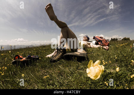 Wiese, Mann, liegen, entspannen, Alm, brechen, erholen, genießen, Sport, Freizeit, Urlaub, Rasen, Himmel, Sonne, Blumen, Schlaf, Entspannung, Füße, Füße, sonnen sich, Barefoot, nehmen Sie es beruhigt, Auszeit, Sonnenbad, genießen Stockfoto