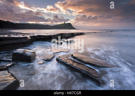 Sonnenaufgang über dem Clavell Tower von Kimmeridge Bay an der Jurassic Coast, Dorset, England. Winter (November) 2014. Stockfoto