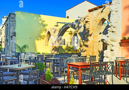 Der malerische Terrasse befindet sich neben den antiken Ruinen in der Fußgängerzone der Altstadt, Limassol, Zypern. Stockfoto