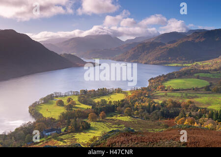 Ullswater aus Gowbarrow fiel, Nationalpark Lake District, Cumbria, England. Herbst (November) 2014. Stockfoto