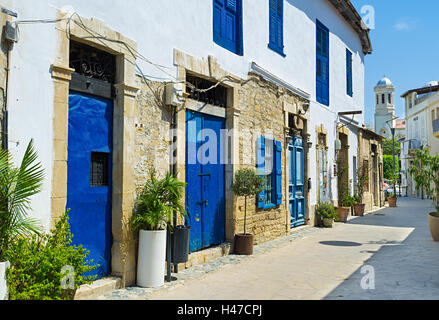 Die malerischen bunten Häuser der Altstadt geschmückt mit Blumen in Töpfen, Limassol, Zypern. Stockfoto