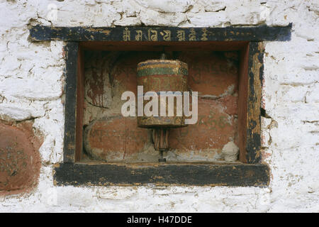 Bhutan, Bumthang, Gebäude, Fassade, Detail, Mani-Mühle, verwitterte, Asien, Himalaya, Königreich, Zentraltbhutan, Kultur, Religion, glauben, Buddhismus, Nische, Wandnische, Fall, alte, drehen, Ritual, Heilige, religiös, Hingabe, Gebete, Mantras, Farben, malen, Figur, niemand außerhalb mittlere Nahaufnahme Stockfoto