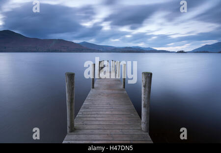 Holzsteg am Derwent Water in der Seenplatte, Cumbria, England. Herbst (November) 2014. Stockfoto