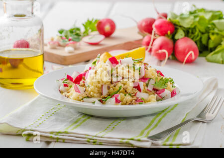 Couscous mit Radieschen und Kräutern, gekrönt Kräutern und Olivenöl, einfache, aber köstliche vegetarische Kost Stockfoto