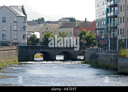 GARAVOGUE RIVER, SLIGO TOWN, COUNTY SLIGO, IRLAND. DICHTER, DRAMATIKER UND NOBEL-PREISTRÄGER IN DER LITERATUR, WILLIAM BUTLER YEATS HEIMATSTADT Stockfoto