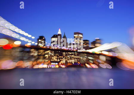 USA, New York City, Manhattan, Brooklyn Bridge, Brooklyn, abends anzeigen zu verwischen, Stockfoto