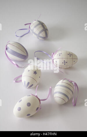 Weiße Ostereier lila lackiert, Stockfoto