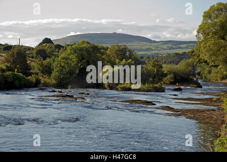 OWENMORE RIVER, BALLYSADARE, SLIGO POLLEXFEN MÜHLE, WO IM BESITZ VON DICHTER, DRAMATIKER UND NOBEL-PREISTRÄGER IN DER LITERATUR, WILLIAM BUTLER YEATS GROßVATER BEFAND. "DER KELTISCHE TWILIGHT" GEMÄß VON YEATS Stockfoto