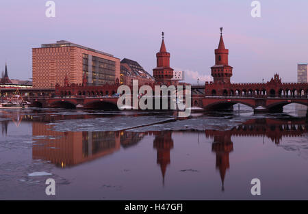 Deutschland, Berlin, die Spree, Oberbaumbrücke, Universal Gebäude, Panorama, Stockfoto