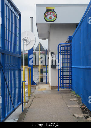 Eine allgemeine Ansicht der Fabrik in Burton-On-Trent, Staffordshire, wie Unilever Unilever Marmite ist "Verbraucher auszunutzen" inmitten des sinkende Wertes des Pfundes beschuldigt worden, nach Preisgestaltung Folge mit Tesco Supermarkt niedrigen Haushaltsgegenstände wie Marmite, Flora und Persil aufgedrückt. Stockfoto